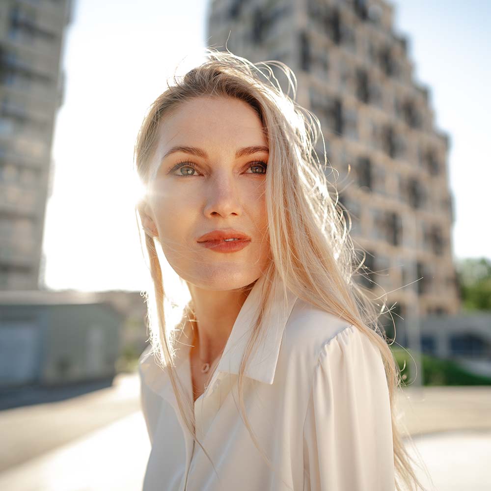 Blixtgo – Digital Byrå för Webbdesign, SEO & Marknadsföring 28 close up portrait of young businesswoman outdoors 5PRP7CF - Blixtgo Digitalbyrå - Digital Byrå för Webbdesign, SEO & Marknadsföring